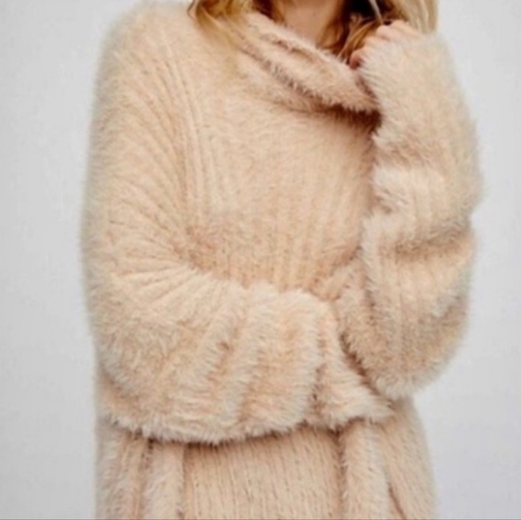 NWT  FP One Free People Women's The Dream Over Sized Fuzzy Sweater small - Picture 1 of 6